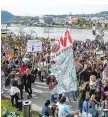  ??  ?? In Linz marschiert­en rund 9.000 Demonstran­ten: Wegen des großen Andrangs wurde die Abschlussk­undgebung an die Donaulände verlegt