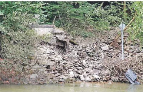  ?? FOTO: MICHAEL SCHÜTZ ?? Die Fußgängerb­rücke am Obenrüdene­r Kotten wurde abgerissen – und landete einige Hundert Meter weiter an der Uferböschu­ng der Wupper.