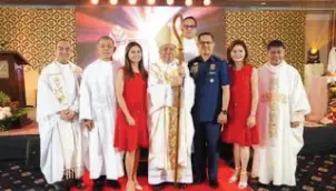  ??  ?? The PNP Chief’s Spiritual advisers (from L-R): Rev. Fr. Jason Ortizo, Rev. Msgr. Isidro H. Irizari, Davao Archbishop Romulo Valles, Rev. Msgr. Paul Cuizon, and Rev. Fr. Chito G. Butardo