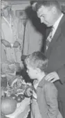  ??  ?? Rockton fair participan­ts examine vegetables.