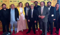  ??  ?? Il cast Attori, registi e produttori del film ieri a Conegliano alla presentazi­one