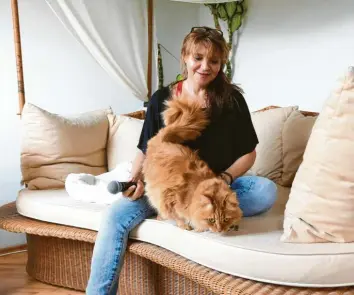  ?? Foto: Marcus Merk ?? Mit Kater Simba zieht sich Sängerin Claudia Scholz gerne auf ihre gemütliche Couch zurück.