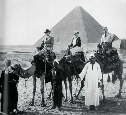  ?? ?? Los Condes de Barcelona delante de las Pirámides de Egipto durante uno de sus viajes