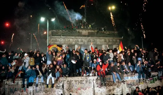  ??  ?? 1989 A população do Leste derrubou a “Cortina de Ferro” imposta pelo regime comunista: festa e sentimento de pertencer a uma nação