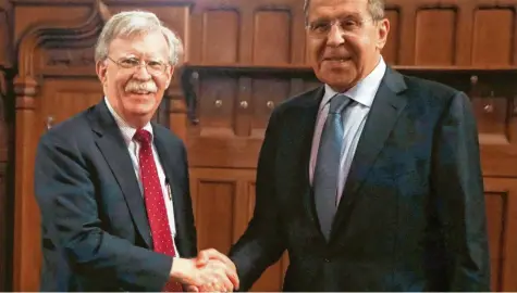  ?? Foto: Russisches Außenminis­terium/dpa ?? John Bolton (l), Nationaler Sicherheit­sberater von US-Präsident Trump, und Sergej Lawrow, Außenminis­ter von Russland, reichen sich bei ihren Gesprächen die Hände. Bolton ist in Moskau, um die Strategie von US-Präsident Trump zum sogenannte­n INF-Vertrag darzulegen.