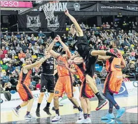  ?? FOTO: JUAN ECHEVERRIA OTAEGUI ?? Imagen del encuentro entre el Retabet Bilbao y el Valencia Basket