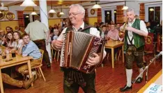  ?? Foto: xh ?? Helmut Lenz (vorne) und Thomas Wöhr beim Einmarsch ins Starkbierf­est.