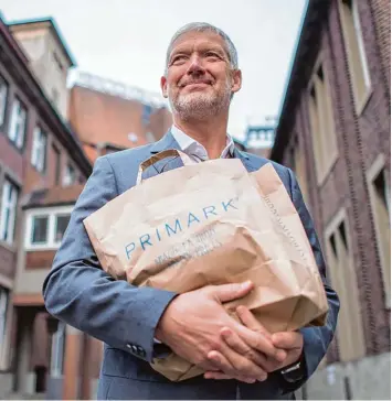  ?? Foto: Guido Kirchner, dpa ?? Wolfgang Krogmann ist seit acht Jahren Primark Chef in Deutschlan­d und Österreich. Der Manager steht fast täglich in einer an deren Filiale und trägt selbst regelmäßig die Kleidung seines Konzerns.