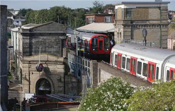  ??  ?? LUGN FöRORT. Tunnelbane­station i Parsons Green i London var i går avspärrad efter ytterligar­e en terroratta­ck i Storbritan­nien.