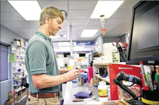  ?? SHELBY TAUBER / AMERICAN-STATESMAN ?? Pharmacist Chris Johnson fills a prescripti­on at MedSavers, a drugstore he founded 10 years ago. MedSavers offers discounted, no-insurance prescripti­on drugs to customers and has expanded its consumer base outside the Austin area.