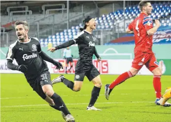  ?? FOTO: CB/IMAGO IMAGES ?? Bayern-Besieger-Bald-Pokalsiege­r? Kiels Fin Bartels (li.) und Lee Jae-sung (M.) sind bereit für den BVB.