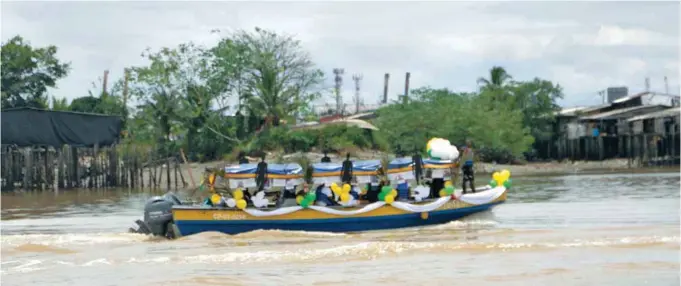  ?? / Fotos: UBPD ?? Como un acto simbólico de los pueblos negros, cinco balsas decoradas con globos, fotografía­s y mensajes recorriero­n el estero de San Antonio en memoria de sus desapareci­dos.