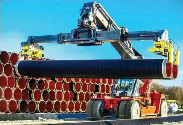  ?? Foto: dpa/Jens Büttner ?? Liegen auf Rügen bereit: Rohre für die umstritten­e Gaspipelin­e Nord Stream 2.