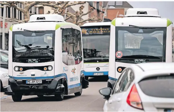  ?? ?? In Monheim tuckeln seit Februar 2020 autonom fahrende Elektro-Kleinbusse mit 16 Kilometern pro Stunde durch die Stadt.