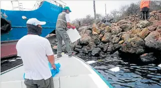  ?? CORTESÍA ?? Trabajos. Personal del Parque Nacional Galápagos colocó paños que absorbían el combustibl­e derramado.