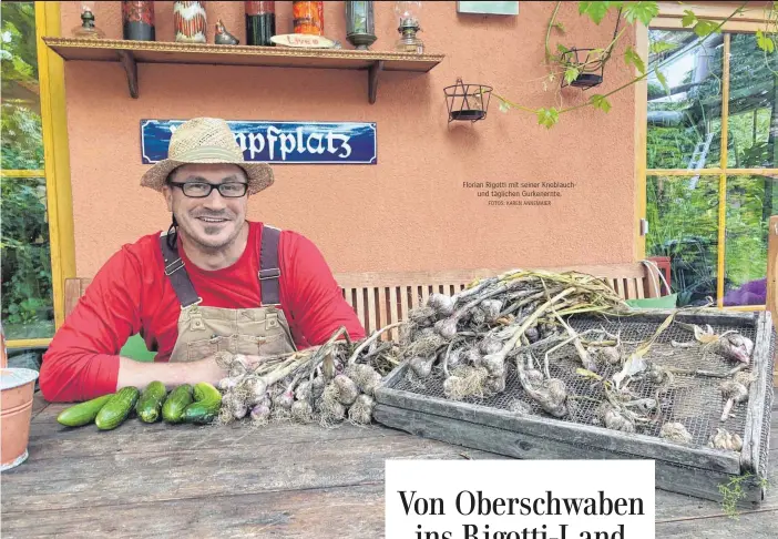  ?? FOTOS: KAREN ANNEMAIER ?? Florian Rigotti mit seiner Knoblauchu­nd täglichen Gurkenernt­e.