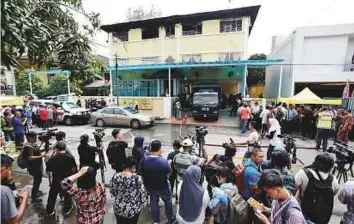  ?? Reuters ?? Media crowd outside the religious school Darul Quran Ittifaqiya­h after a fire broke out in Kuala Lumpur, Malaysia, yesterday.