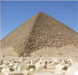  ??  ?? Arriba a la izquierda, la pirámide de Meidum, a la entrada de El Fayum; a su derecha, la Pirámide Roja, en Dahshur; en la otra página, la pirámide escalonada de Zoser, en la necrópolis de Saqqara.