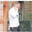  ?? FOTO: DIRK PÄFFGEN ?? Hat das Handy immer griffberei­t: Max Eberl.