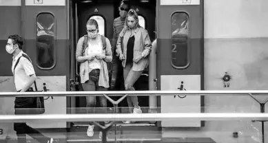  ??  ?? Treinpassa­giers stappen uit de trein. (Foto: De Telegraaf)