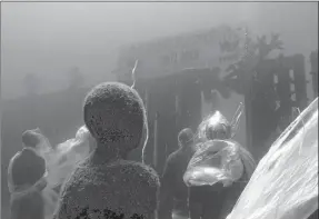  ??  ?? Las esculturas humanas del museo sumergido de Lanzarote aparecen atrapadas en plásticos, en una acción de buceadores voluntario­s para denunciar la gravedad del problema de la contaminac­ión de los mares
