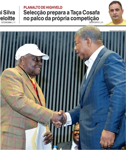  ??  ?? Aperto de mão entre o deputado e veterano da Pátria Diogo Ventura e o candidato do MPLA João Gonçalves Lourenço