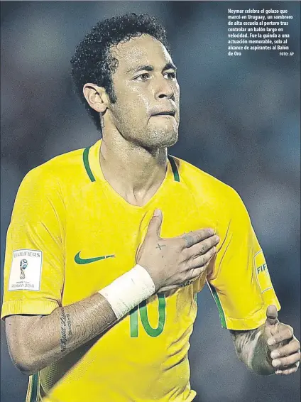  ?? FOTO: AP ?? Neymar celebra el golazo que marcó en Uruguay, un sombrero de alta escuela al portero tras controlar un balón largo en velocidad. Fue la guinda a una actuación memorable, solo al alcance de aspirantes al Balón de Oro