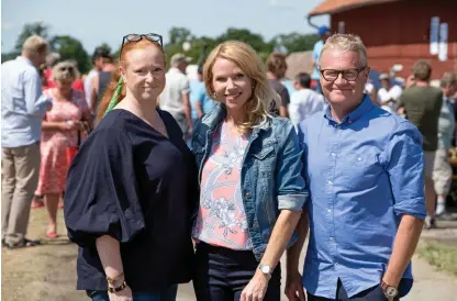  ?? Bild: KNUT KOIVISTO ?? PÅ PLATS. Programled­are för SVT:S Auktionsso­mmar Sofia Rågenklint (mitten), och domarna Maria Granström och Mats Bergstrand.
