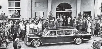  ??  ?? Der 600 Pullman in Aktion: Bundespräs­ident Franz Jonas 1967 bei der Ankunft vor dem Hotel Österreich­ischer Hof anlässlich der Salzburger Festspiele. In der Staatslimo­usine saßen ein andermal auch Queen und Schah.