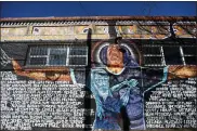  ?? ARIC CRABB — STAFF PHOTOGRAPH­ER ?? A mural lists the names of victims of gun violence along 60th Avenue in Oakland near MacArthur Boulevard on Thursday.