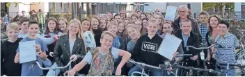  ?? FOTO: STADT KLEVE ?? Das Freiherr-vom-Stein-Gymnasium als „Klimaschut­zschule“erhielt als fahrradakt­ivste Schule die Goldplaket­te. Es traten sowohl ein Klassentea­m der 8d als auch ein Lehrerteam an.