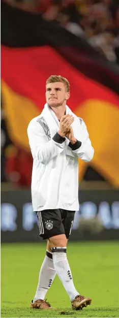  ?? Foto: ?? Beifall für Timo Werner: Der 21 jährige Stürmer hat in den vergangene­n Monaten ei nen rasanten Aufstieg absolviert.