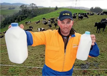  ?? PHOTO: MARK TAYLOR/STUFF ?? Chris Lewis, chairman of Federated Farmers’ dairy group, has praised Fonterra after the turnaround in milk prices.