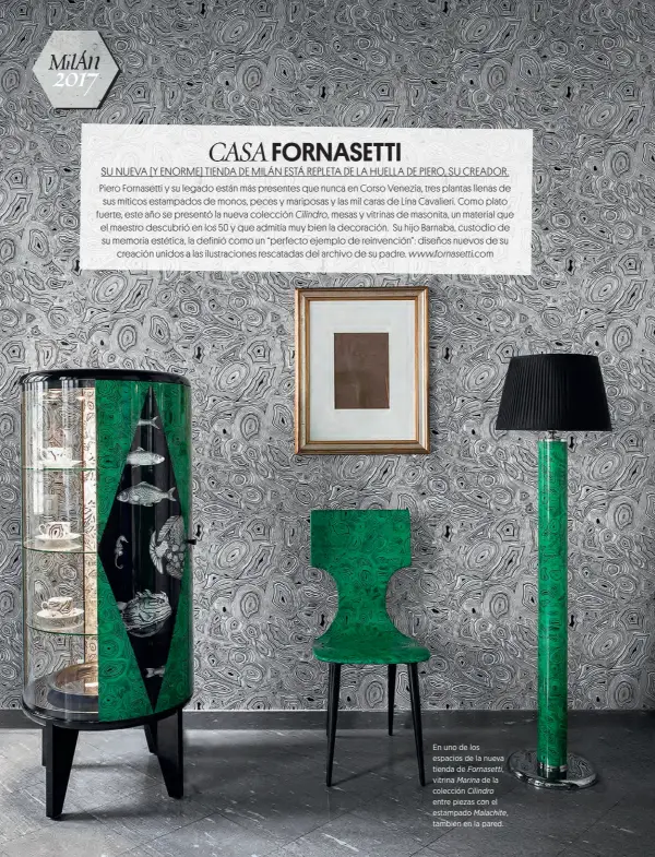  ??  ?? En uno de los espacios de la nueva tienda de Fornasetti, vitrina Marina de la colección Cilindro entre piezas con el estampado Malachite, también en la pared.