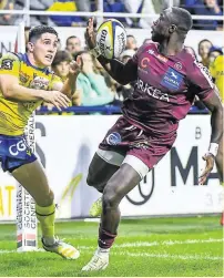  ?? Photo
Icon Sport ?? L’ailier de l’UBB Madosh Tambwe s’est de nouveau illustré en inscrivant un doublé, le deuxième en quatre journées pour lui…