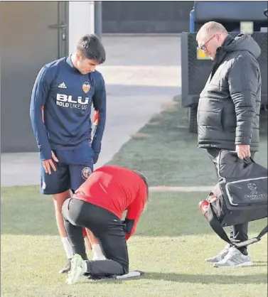  ??  ?? LESIONADO. Carlos Soler tiene un fuerte esguince de tobillo desde el partido contra el Getafe.