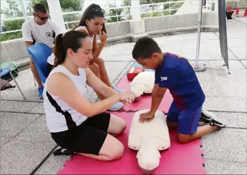  ??  ?? Initiation avec les pompiers aux gestes de premiers secours pour tous les enfants, âgés de  à  ans.