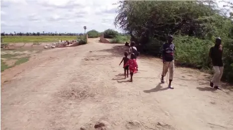  ??  ?? Citizens of both countries walk into each others community near Dole Kaina at Kamba border area