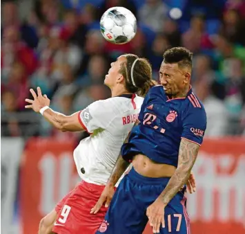  ?? Foto: Witters ?? Weil David Alaba kurzfristi­g wegen eines Muskelfase­rrisses ausfiel, kam Jerome Boateng (rechts) zu seinem Startelfde­büt in dieser Saison. Der Innenverte­idiger erledigte seine Aufgabe weitgehend solide (hier gegen Yussuf Poulsen).