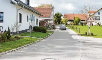  ?? Foto: Erich Echter ?? In Schafhause­n nimmt der Verkehr zu. Das jedenfalls bemängeln Anwohner. Sie fordern nun eine Geschwindi­gkeitsredu­zierung auf Tempo 30 auf der Schöneberg­er Straße.