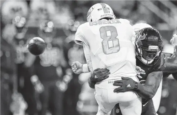  ?? Brett Coomer / Staff photograph­er ?? Texans backup linebacker Josh Keyes, right, lands a shoulder to Brock Osweiler’s midsection on an incompleti­on that was initially ruled a fumble but overturned.