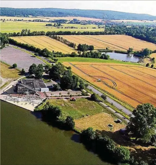  ??  ?? erkennen. Das eigentlich­e Stauwerk, der Überlauf inmitten des aufgeschüt­teten Dammes, liegt rechts außerhalb des Ausschnitt­es. Foto: Jens Kleb