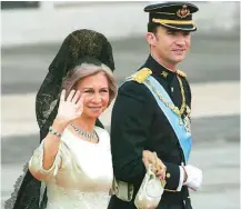  ?? ?? Don Felipe llegó del brazo de su madre, la Reina Sofía, vestida por Margarita Nuez