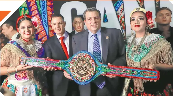  ?? ?? Mauricio Sulaimán, presidente del WBC, presentó el cinturón artesanal que estará en juego el 17 de este mes en la Arena T-Mobile de Las Vegas.