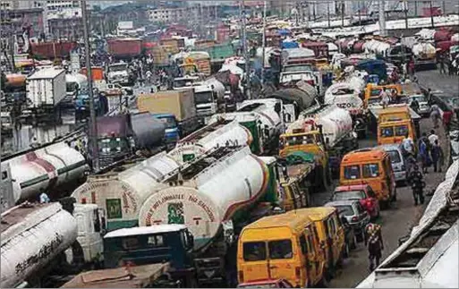  ??  ?? Typical Apapa gridlock on the Mile 2 Expressway