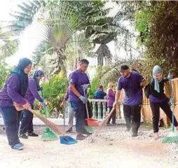  ??  ?? Gotong-royong antara aktiviti yang diadakan untuk memupuk semangat kesukarela­wan.