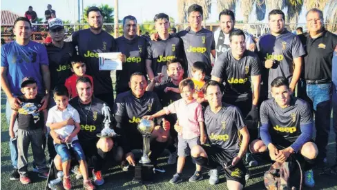  ?? JAVIER PADILLA ?? > Los jugadores de SNTE 2-Deportivo Inzunza posan orgullosos con el trofeo que los acredita como campeones.