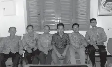  ?? RISTA R. CAHAYANING­RUM/JAWA POS ?? TETAP SIGAP: Dari kiri, Agus Safii, Hariyono Condronego­ro, Tri Siswanto, dan Muhlas Udin (dua dari kanan) bersama dua petugas di Markas PMI Kota Surabaya.