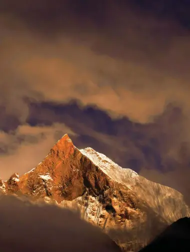  ??  ?? EVENING CANVAS: That’s the unclimbed peak Mount Fishtail. The shot was taken in the evening from Machchapuc­hre Base Camp, Nepal.