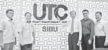  ??  ?? (From left) Bakrie, Wong, Tiong, Morshidi and Ng pose in front of UTC Sibu logo.